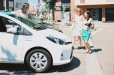 Deux jeunes femmes rejoignent une troisième qui loue une voiture Citiz.