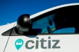 Voiture Citiz avec le logo sur la portière d'une voiture blanche